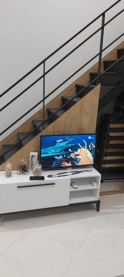 Apartament Me Qera Dublex Lungomare Vlorë Esterno foto